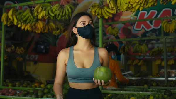Siyah Koruyucu Maskeli Genç Bir Avrupalı Kız Mağazadan Organik Meyve — Stok fotoğraf