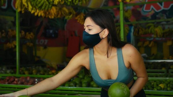 Una Giovane Ragazza Europea Una Maschera Protettiva Nera Compra Frutta — Foto Stock