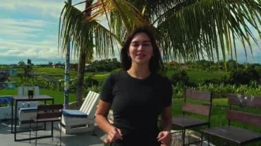 Siyah koruyucu bir maske tutan genç bir Avrupalı kız elleriyle kamerayı kapatıyor ve onu siyah ekrana doğru götürüyor.