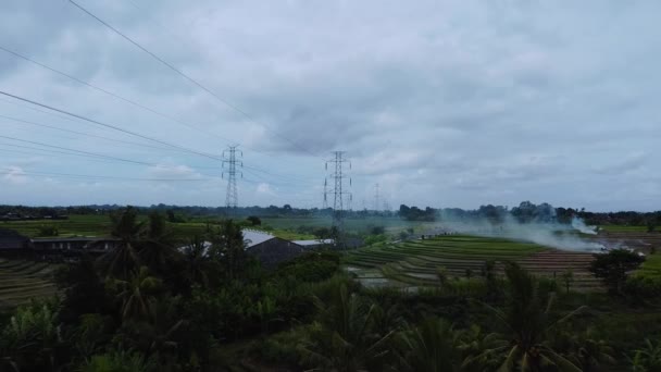 Vista Aérea Dron Una Torre Transmisión Eléctrica Nueva Construcción Campo — Vídeos de Stock