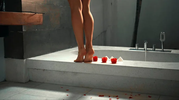 若いヨーロッパの女の子の足がバスルームでクレーンを閉じてお風呂の周りを歩く — ストック写真