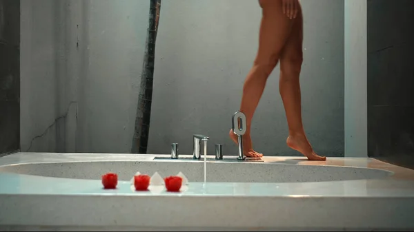 Pernas Uma Jovem Garota Europeia Andando Redor Banheira Banheiro Com — Fotografia de Stock