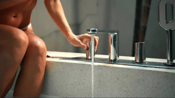 Uma Jovem Europeia Sentada Banho Abre Uma Torneira Com Água — Fotografia de Stock