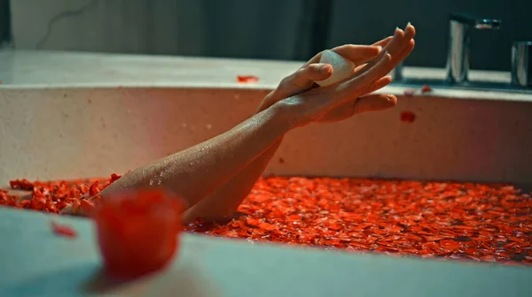 Молодая Европейская Девушка Длинноволосая Брюнетка Лежит Ванной Комнате Красными Цветами — стоковое фото