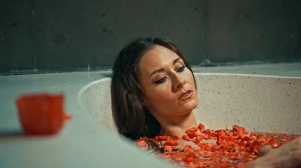 Menina Europeia Jovem Morena Cabelos Compridos Encontra Banheiro Com Flores — Fotografia de Stock