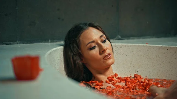 Menina Europeia Jovem Morena Cabelos Compridos Encontra Banheiro Com Flores — Fotografia de Stock