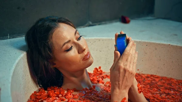 Menina Europeia Jovem Morena Cabelos Compridos Encontra Banheiro Com Flores — Fotografia de Stock