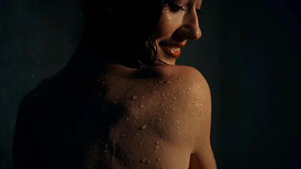 Junge Europäische Mädchen Langhaarige Brünette Steht Einer Dunklen Dusche Mit — Stockfoto