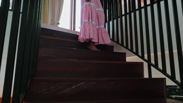 Una Joven Desciende Por Una Escalera Madera Zapatos Vestido Largo — Vídeos de Stock