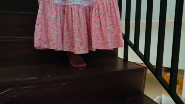 Ein Junges Mädchen Steigt Schuhen Und Einem Rosafarbenen Langen Kleid — Stockvideo