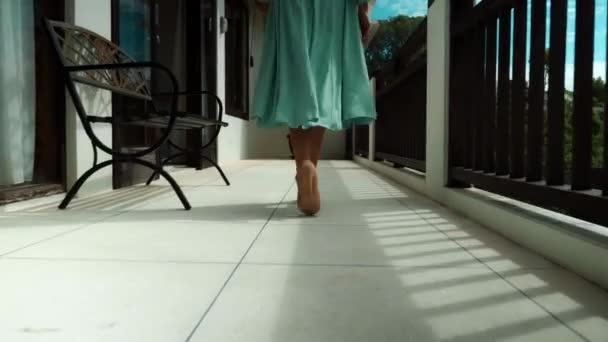 Πόδια Ενός Νεαρού Κοριτσιού Πράσινο Φόρεμα Περπατούν Κατά Μήκος Ενός — Αρχείο Βίντεο