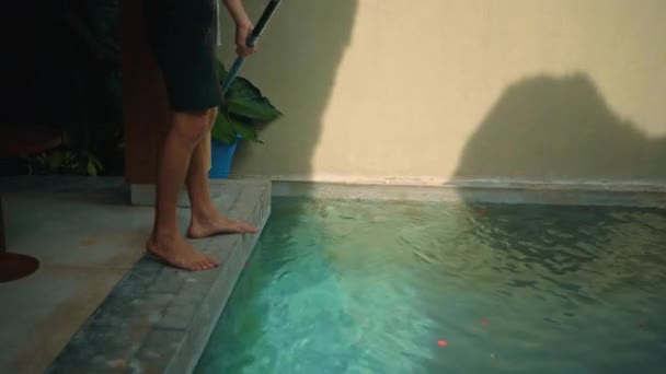 Čistící Bazén Modrou Vodou Červených Okvětních Lístků Nástroj Oky Dlouhé — Stock video