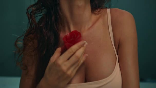 Młoda Europejka Brunetka Długich Włosach Siedzi Łazience Czerwonymi Kwiatami Zabiegu — Wideo stockowe