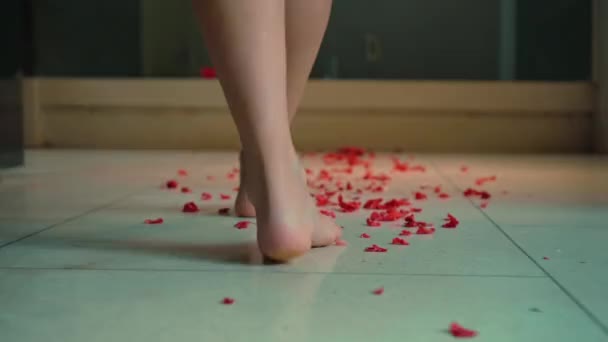 Egy Fiatal Európai Lány Lábai Amint Fürdőszobában Sétál Vörös Virágokkal — Stock videók