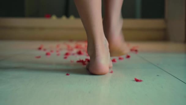 Genç Avrupalı Bir Kızın Bacakları Yerde Kırmızı Çiçeklerle Banyoda Yürüyor — Stok video
