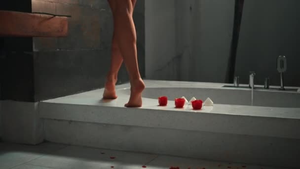 Pernas Uma Jovem Garota Europeia Andando Banheiro Com Flores Vermelhas — Vídeo de Stock