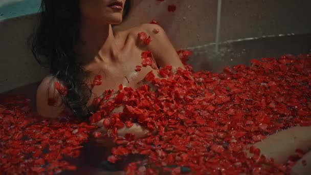Mladá Evropská Dívka Dlouhosrstá Brunetka Leží Koupelně Červenými Květy Lázeňské — Stock video