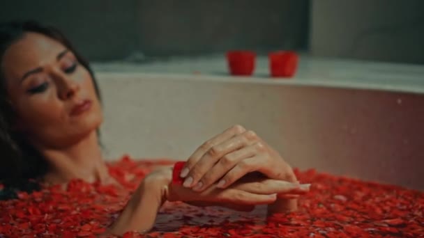 Fiatal Európai Lány Hosszú Hajú Barna Fekszik Fürdőszobában Vörös Virágok — Stock videók