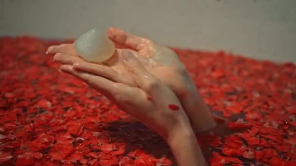 Junge Europäische Mädchen Langhaarige Brünette Liegt Badezimmer Mit Roten Blumen — Stockvideo