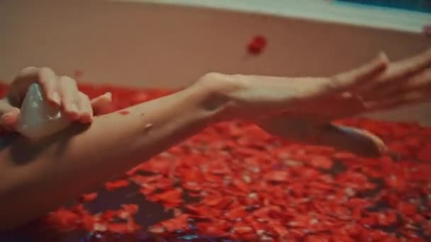 Młoda Europejka Brunetka Długich Włosach Leży Łazience Czerwonymi Kwiatami Zabiegu — Wideo stockowe