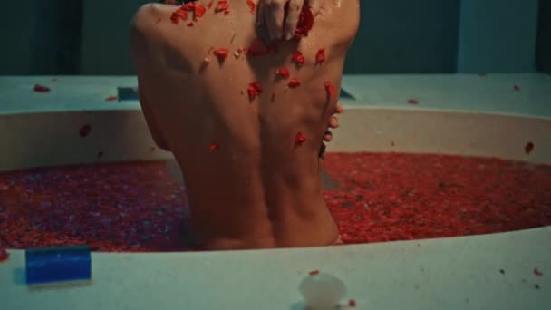 Genç Avrupalı Uzun Saçlı Esmer Kız Kırmızı Çiçeklerle Banyoda Oturuyor — Stok video