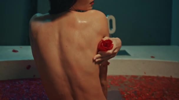 Fiatal Európai Lány Hosszú Hajú Barna Fürdőszobában Piros Virágok Egy — Stock videók