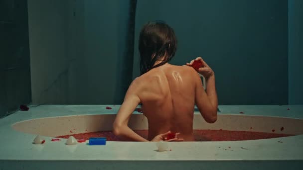 Mladá Evropská Dívka Dlouhosrstá Brunetka Sedí Koupelně Červenými Květy Lázeňské — Stock video