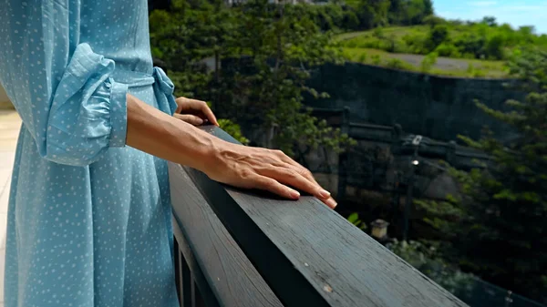 Una Joven Está Pie Verano Balcón Con Vestido Azul Nublado — Foto de Stock