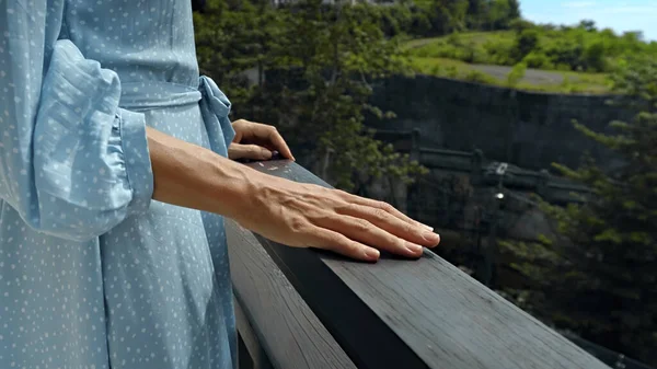 Una Joven Está Pie Verano Balcón Con Vestido Azul Nublado — Foto de Stock