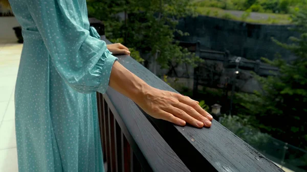 Ein Junges Mädchen Steht Sommer Auf Einem Balkon Einem Blauen — Stockfoto