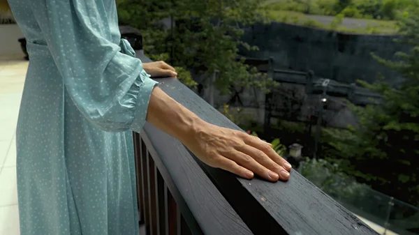 Ein Junges Mädchen Steht Sommer Auf Einem Balkon Einem Blauen — Stockfoto