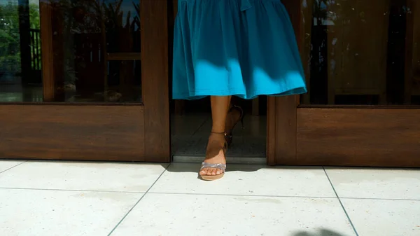 Las Piernas Una Joven Vestido Azul Saliendo Casa Zapatos Abriendo —  Fotos de Stock
