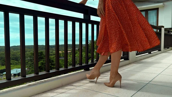 Una Joven Para Verano Balcón Con Vestido Rojo Tacones Levantando —  Fotos de Stock