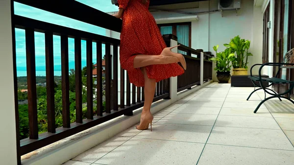 Una Joven Para Verano Balcón Con Vestido Rojo Tacones Levantando —  Fotos de Stock