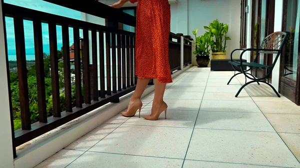 Una Joven Para Verano Balcón Con Vestido Rojo Tacones Levantando —  Fotos de Stock