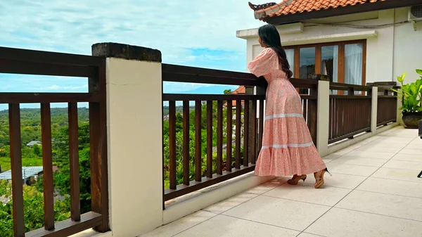 Una Joven Con Vestido Rosa Encuentra Balcón Con Vistas Patio —  Fotos de Stock