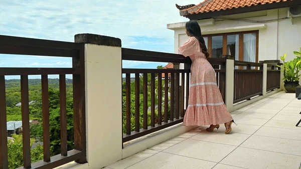 Una Joven Con Vestido Rosa Encuentra Balcón Con Vistas Patio —  Fotos de Stock
