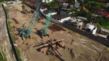 Canggu, Badung, Bali, Kuzey Kuta, Endonezya - 20 Nisan 2021: 4K Video: Yüksek inşaat vinçlerinin üzerinden uçan bir İHA 'dan