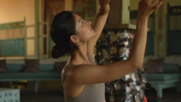 Ung Europeisk Brunett Flicka Sitter Handduk Och Engagerad Yoga Vardagsrummet — Stockvideo