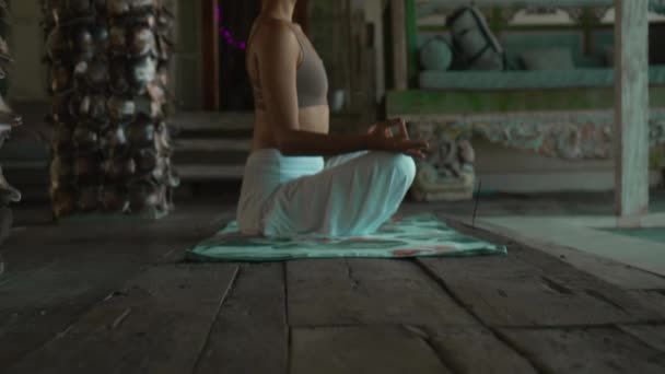 Una Giovane Bruna Europea Siede Asciugamano Impegnata Nello Yoga Nella — Video Stock