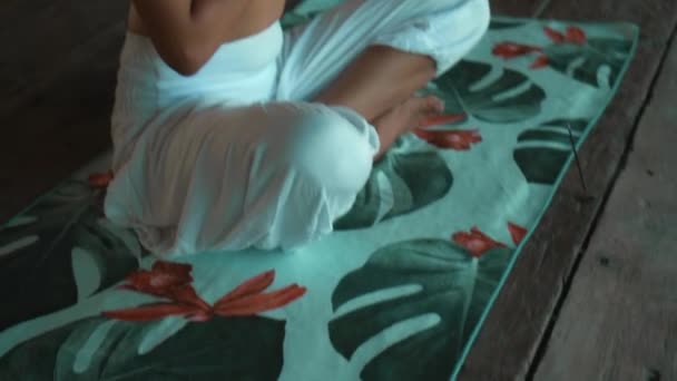 Una Giovane Bruna Europea Siede Asciugamano Impegnata Nello Yoga Nella — Video Stock