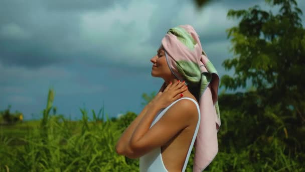 Young European Brunette Girl Towel Her Head Backyard Green Garden — Stock Video