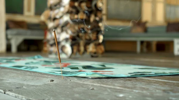 Räucherstäbchen Stehen Auf Einem Antiken Holzboden Ruheraum — Stockfoto