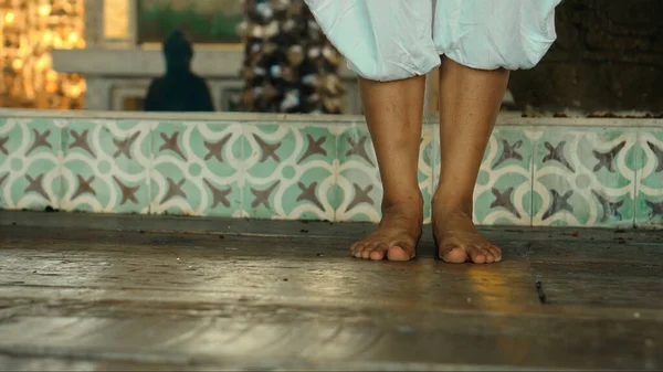 Genç Avrupalı Bir Kızın Bacakları Tahta Eski Bir Zeminde Yürüyor — Stok fotoğraf