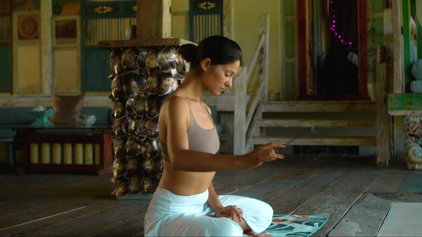 Una Giovane Bruna Europea Siede Asciugamano Impegnata Nello Yoga Nella — Foto Stock