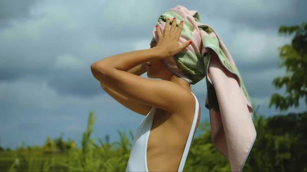 Young European Brunette Girl Towel Her Head Backyard Green Garden — Stock Photo, Image