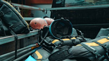 Sarı çizgili ve koruyucu kasklı siyah koruyucu ceketler bagajda rafting pratiği yapmak için sarı çizgili siyah koruyucu ceketler ve koruyucu kasklar.