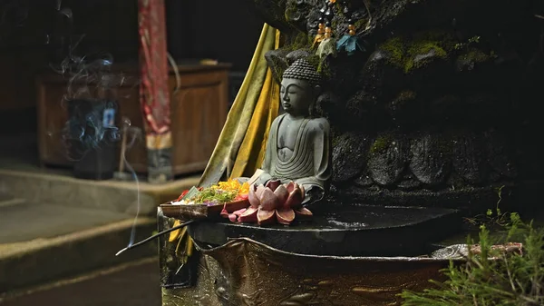 Старая Каменная Статуя Будистов Сидящая Позе Лотоса Покрытая Мохом Венком — стоковое фото