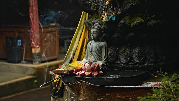 Uma Estátua Budista Pedra Velha Sentada Uma Pose Lótus Coberta — Fotografia de Stock