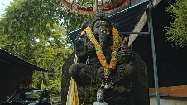 Stará Kamenná Socha Ganeshy Pokrytá Mechem Věnečkem Žlutých Květin Krku — Stock fotografie